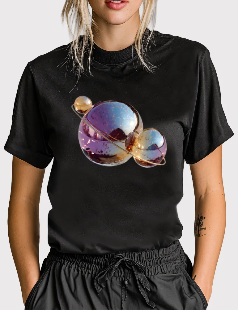 Liquid Orbit No. 04 – Camiseta unisex con estampado de esfera cromada holográfica | Serie Utopía Digital de Ryu Tanaka